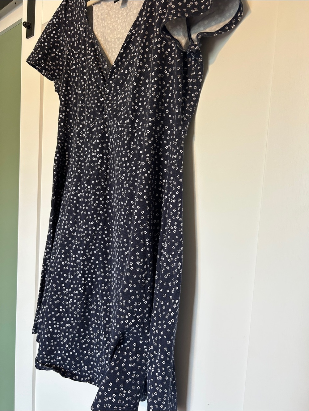 Forever 21 Navy Blue Short Sleeve V-Neck Mini Dress with White Floral Print - Picture 2 of 3